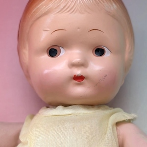 Muñeca antigua tipo Patsy de composición, de los años 30-40. Incluye vestido, zapatos y calcetines originales.