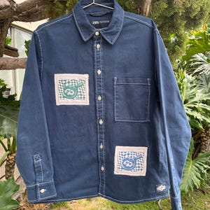 Handbedruckte, überarbeitete blaue Jeansjacke mit Knöpfen (Linolschnitt) und Eierapplikationen