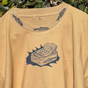 T-shirt imprimé à la main (bloc/linogravure) avec conserves de sardines vintage