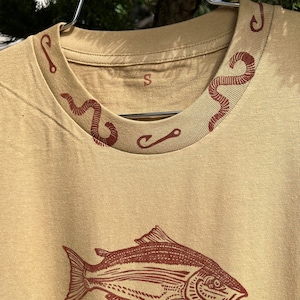 Handbedrukt T-shirt met zalm: kastanjebruine rode linosnede, met de hand bedrukt katoenen shirt