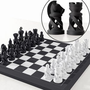 Könnte beinhalten: Ein komplettes Schachspiel mit schwarzen und weißen Figuren auf einem Schachbrett. Die schwarzen Figuren befinden sich links, die weißen rechts. Eine Nahaufnahme zeigt einen schwarzen Springer und Turm.
