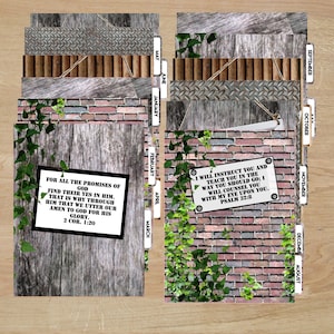 Può includere: Uno sfondo rustico in legno e mattoni con un divisore di calendario per ogni mese dell'anno. Il divisore di calendario ha un motivo a venature di legno e il nome del mese è stampato in bianco. Lo sfondo ha una vite che cresce sul lato. Ci sono due citazioni ispiratrici sullo sfondo. La prima citazione dice "Perché tutte le promesse di Dio in lui hanno il sì. Perciò per mezzo di lui diciamo il nostro amén a Dio per la gloria di lui. 2 Cor. 1:20". La seconda citazione dice "Io ti istruirò e ti mostrerò la via che devi seguire; ti consiglierò, il mio occhio sarà su di te. Salmo 32:8".