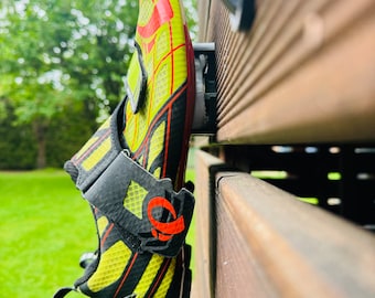 Wall-mounted bicycle shoe holder (Look Keo)