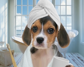 Könnte beinhalten: Ein brauner und weißer Beagle-Welpe trägt ein weißes Handtuch auf dem Kopf und einen weißen Bademantel. Der Welpe hält eine weiße Tasse in einer Pfote und eine Holzzahnbürste in der anderen. Der Welpe sitzt in einem Badezimmer mit einer weißen Badewanne im Hintergrund.