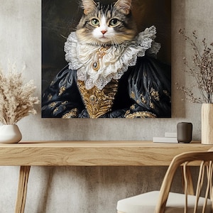 Pu&ograve; includere: Un ritratto di un gatto vestito con un abito blu e oro con un colletto di pizzo bianco e una collana di gioielli. Il gatto ha gli occhi verdi e la pelliccia bianca sul petto.