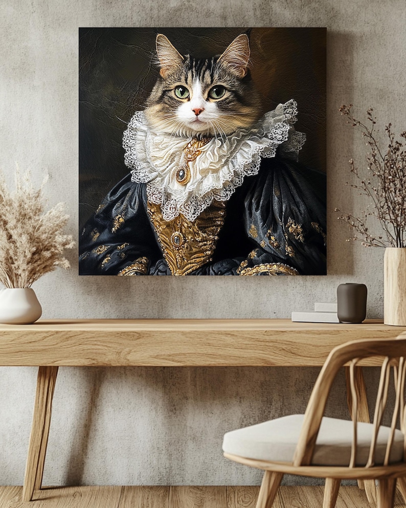 Pu&ograve; includere: Un ritratto di un gatto vestito con un abito blu e oro con un colletto di pizzo bianco e una collana di gioielli. Il gatto ha gli occhi verdi e la pelliccia bianca sul petto.
