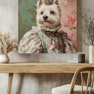 Pu&ograve; includere: Un cane bianco che indossa una corona e un vestito floreale, su uno sfondo rosa con fiori rosa.