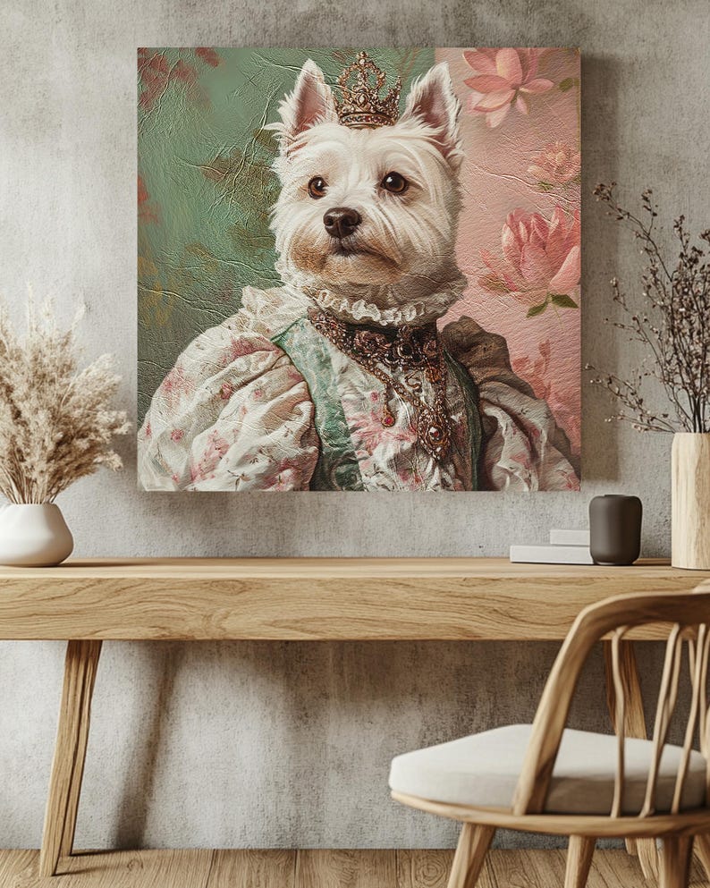 Pu&ograve; includere: Un cane bianco che indossa una corona e un vestito floreale, su uno sfondo rosa con fiori rosa.