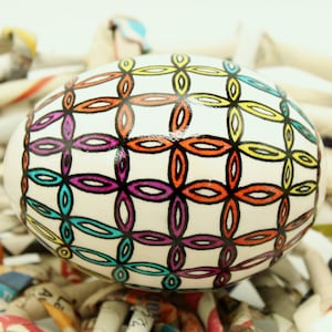 Uovo di Pasqua in stile batik: motivo a doppia fede nuziale con supporto