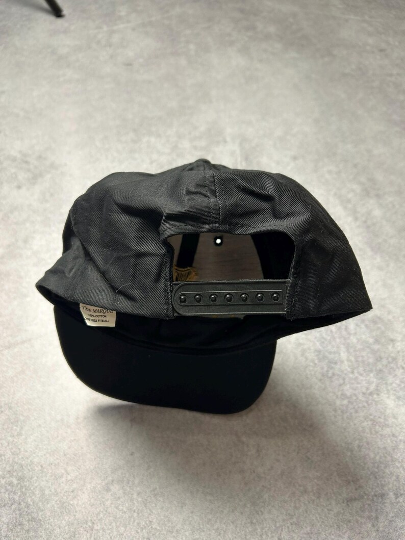 Pu&ograve; includere: Cappellino da baseball nero con visiera curva. Il cappellino ha una chiusura a scatto e una piccola etichetta con testo. Realizzato in un tessuto resistente, &egrave; progettato per adattarsi alla maggior parte delle dimensioni della testa.