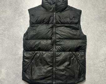 Gilet imbottito da uomo The North Face Nuptse 700, taglia M, nero / Gilet invernale senza maniche con zip intera e logo nero per attività all'aperto, modello T933J5.