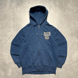 Könnte beinhalten: Ein marineblauer Kapuzenpullover mit Reißverschluss, Kapuze und Vordertasche. Der Hoodie hat das Logo "ECKO UNLTD" auf der Brust. Das Kleidungsstück ist aus einem weichen Material.