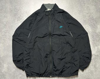 Jaqueta esportiva vintage NIKE de nylon, tamanho G, preta e branca, com logo pequeno, estilo retrô, rara, esportiva, atlética, clássica, streetwear hip hop dos anos 2000, autêntica.