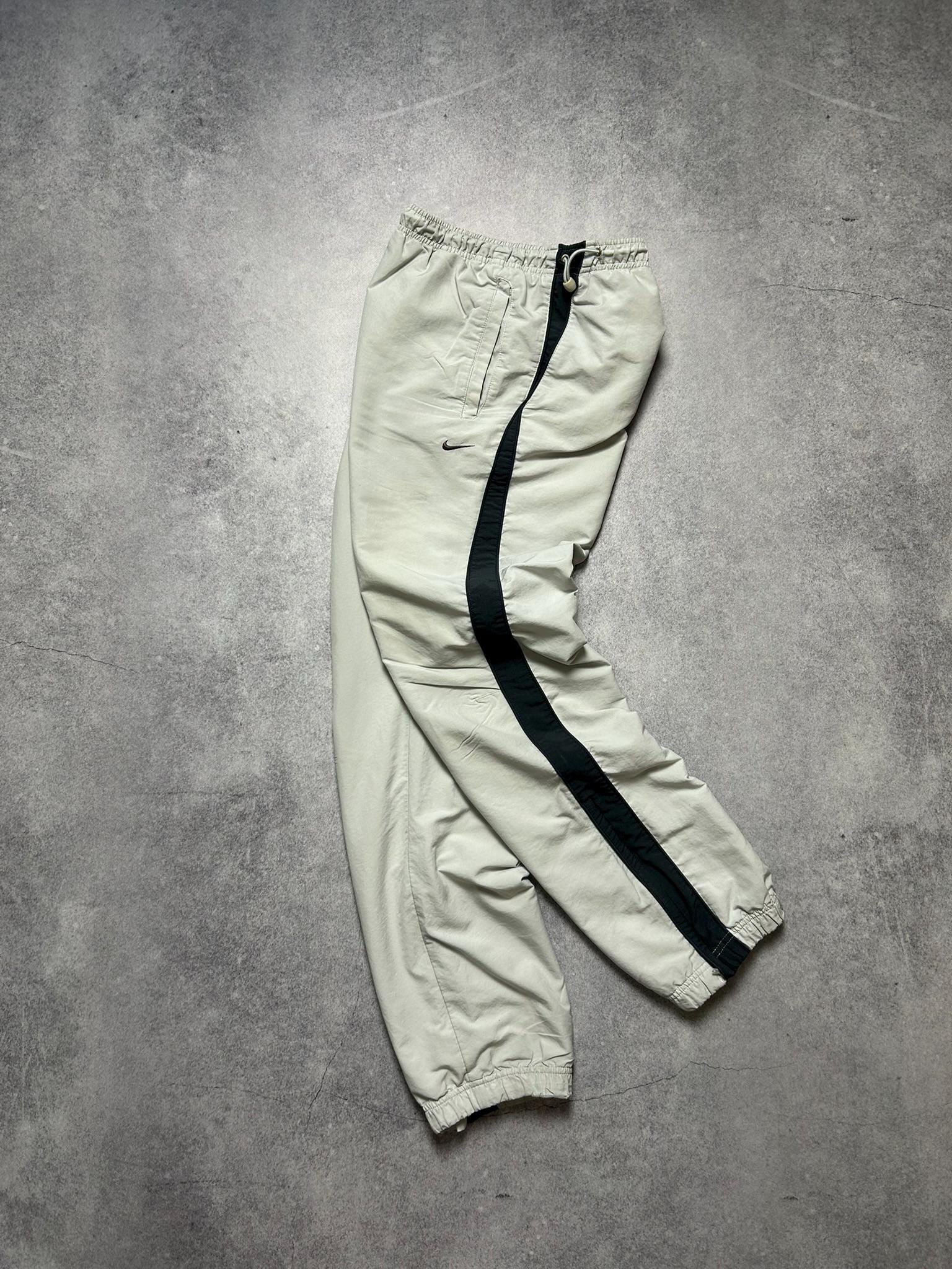 grey nike sweatpants with white stripe