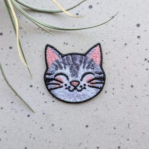 Glad liten grå tabbykatt - 3,8 cm x 3,8 cm broderad stryklapp - Tillverkad för hand i Portland, Oregon