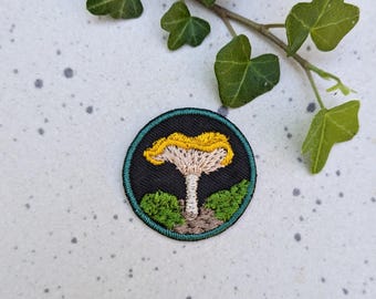 Toppa mini a forma di fungo finferlo - Toppa rotonda ricamata termoadesiva da 3,17 cm - Realizzata a mano a Portland, Oregon
