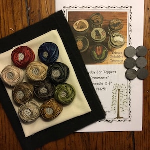 Puede incluir: Un kit de manualidades para hacer tapas de tarro. El kit incluye una variedad de hilo de bordar, un trozo de tela y un patrón para hacer tapas de tarro. El patrón incluye una variedad de diseños, incluyendo una piña, un gallo, un tulipán y un sauce llorón. El kit también incluye un juego de imanes.