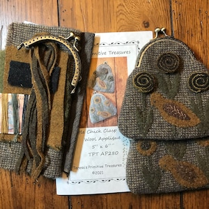 AP280 Kit Wool Applique Coin Clasp Purse Little Chick