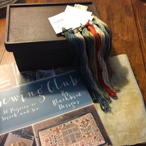 Kit Willing Hands, Blackbird Designs, libro del club de costura, caja marrón, 12 madejas de hilo, lino