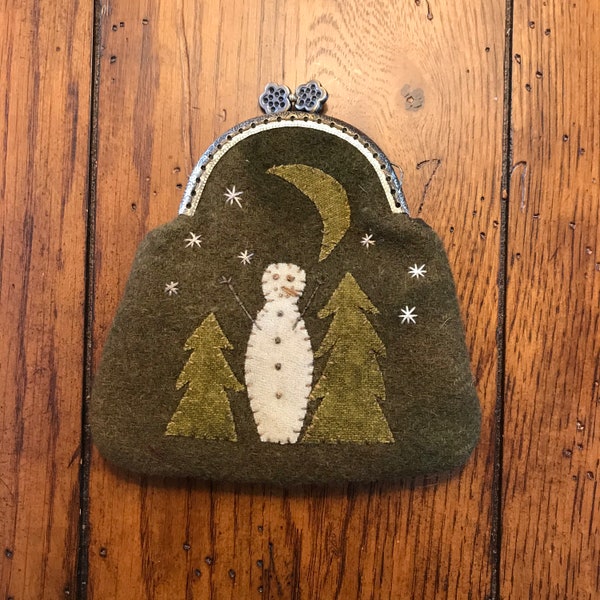 Mailed Pattern Snowman Clasp Purse AP279 Wool Applique