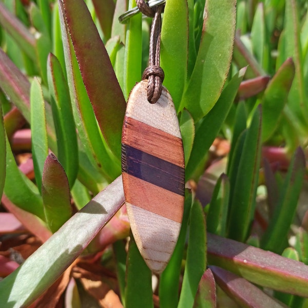 Wooden Surf Keychain - Wood and resin surfboard keychain for Key Holding, Great Gift for Sea Enthusiasts, made of reclaimed wood, stripped