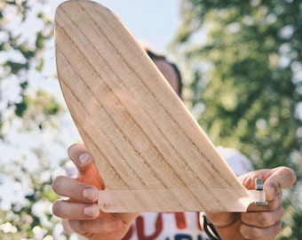 Handgefertigte US-Box-Holzflossen für Paddle-Boards mit Ständer, maßgeschneidert auf Ihr Board und Ihre Stilvorgaben – individuell graviertes Surfer-Geschenk