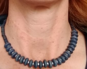 Collier perlé bleu indigo