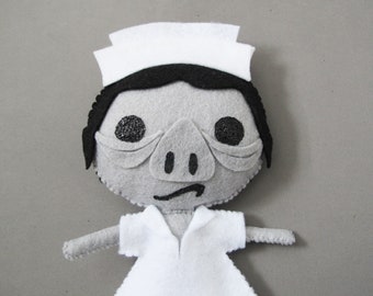 Muñeco de peluche de enfermera cerdita Eye of the Beholder de Twilight Zone