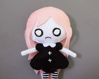 Muñeco de peluche espeluznante gótico de color rosa pastel