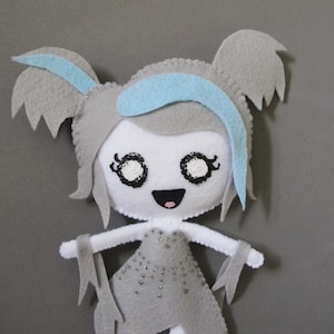 Muñeca de peluche gótica pastel Gwynne the Ghost