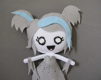 Muñeca de peluche gótica pastel Gwynne the Ghost