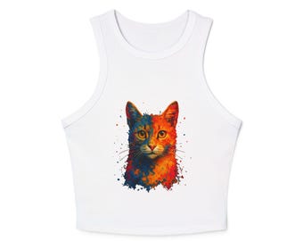 Op de afbeelding: Wit tanktop met een kleurrijk abstract kattenontwerp. De kat is geschilderd in tinten van oranje, blauw en geel.