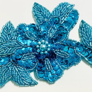 Motif floral de créateur avec paillettes turquoises et perles 4 x 5,5 po.