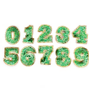 Appliqué chiffre scintillant de 3,5 pouces - Paillettes vertes irisées - Bordure à sequins dorés
