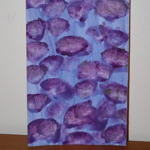 Pode incluir: Pintura abstrata com fundo azul e formas roxas. As formas estão espalhadas pela tela e parecem sobrepor-se.