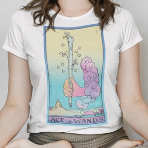 Camiseta unisex con la baraja de cartas del Tarot del As de Bastos