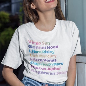 Camiseta personalizada de mapa de nascimento, camiseta de astrologia, presentes de bruxa, gráfico natal, Virgem Libra Zodíaco branco