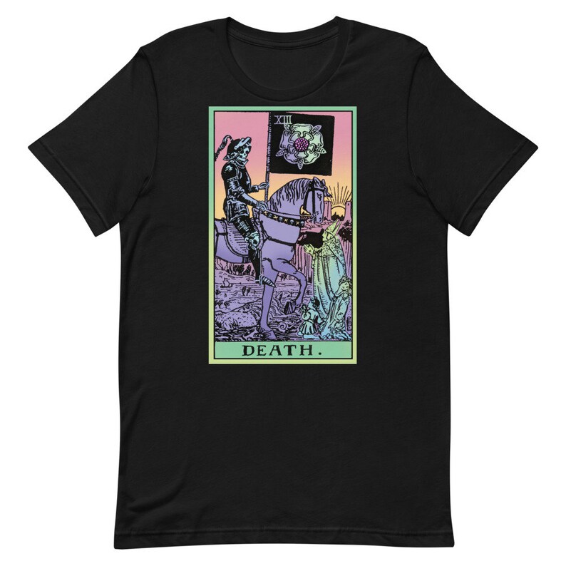 Puede incluir: Camiseta negra con un dise&ntilde;o de carta del tarot. El gr&aacute;fico representa una figura esquel&eacute;tica a caballo, sosteniendo una bandera con una rosa, con la palabra "DEATH" en la parte inferior. El dise&ntilde;o tiene una est&eacute;tica vintage y colorida.