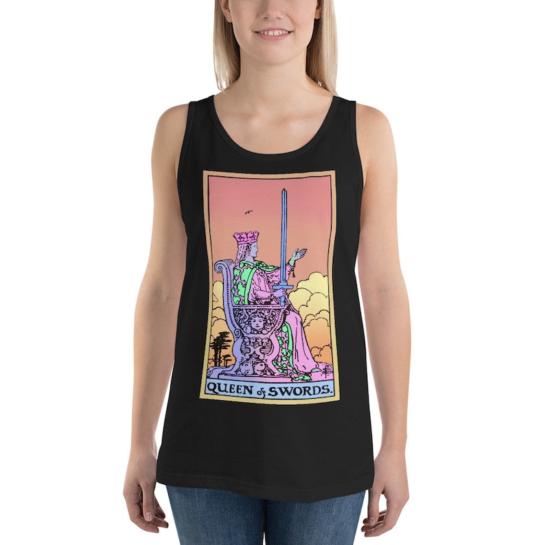 Peut inclure: Un d&eacute;bardeur noir avec une illustration color&eacute;e de la carte de tarot de la Reine d'&Eacute;p&eacute;es. La carte repr&eacute;sente une femme assise sur un tr&ocirc;ne avec une &eacute;p&eacute;e &agrave; la main. Le texte "QUEEN of SWORDS" est imprim&eacute; sous l'image.