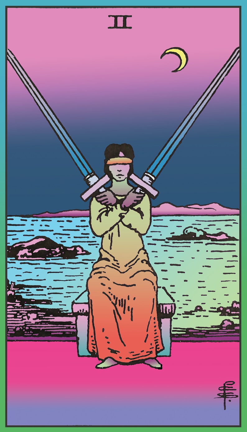 Op de afbeelding: De Twee van Zwaarden tarotkaart toont een geblinddoekte figuur die op een troon zit en twee zwaarden voor zich gekruist vasthoudt. De figuur is omringd door een blauw en groen landschap met een halve maan aan de hemel. De kaart is omrand met groen, blauw en roze.