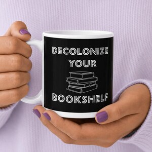 Dekolonien Sie Ihre Bücherregal-aktivist Buch-Tasse Akademische Geschenk-literarisch