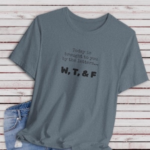 Camiseta gráfica, camiseta com letras diárias, camiseta com alfabeto engraçado, presente para amantes de palavras, camiseta de malha unissex, camiseta masculina e feminina
