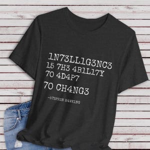 1N73LL1G3NC3 15 7H3 4B1L1TY 70 4D4P7 T-stuk | Citaat Leet Speak