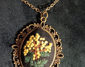 Collana con ciondolo ricamata a mano con fiori gialli e catena da 24"