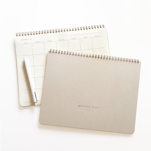 Planner mensile, 15 mesi, fogli non datati, calendario, attività e pianificatore di elenchi di cose da fare, formato 8,5x11, rilegatura a spirale dorata
