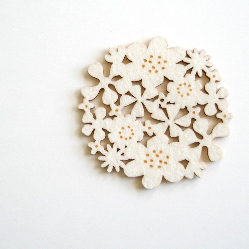 Flower Coasters Set of 4  White image 2
