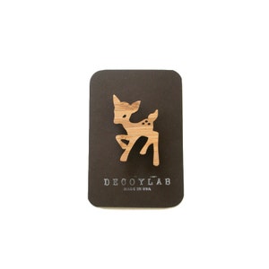 Rehkitz Pin Tierbrosche aus Bambus