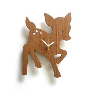 Grillige houten reebruine wandklok, perfect als kinderkamerdecoratie en cadeau-idee