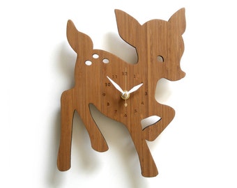 Horloge murale faon en bois fantaisiste, parfaite pour une décoration de chambre d'enfants et une idée cadeau