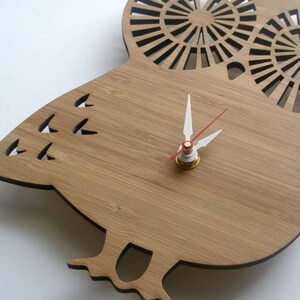 Horloge murale hibou du milieu du siècle en bois image 2